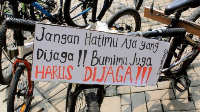 Gowes dan Tanam: Aksi Nyata Menjaga Bumi ala Pencinta Alam UIN Jakarta