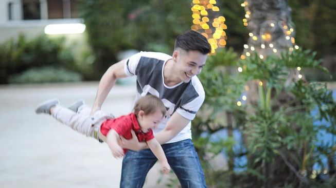 Momen Stefan William momong anak. (Instagram/stefannwilliam)