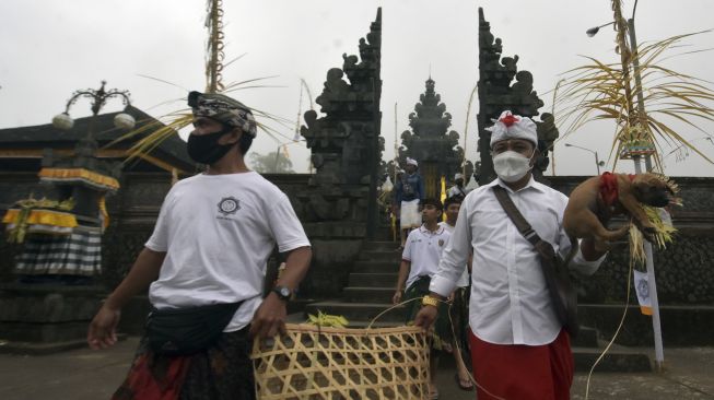 Umat Hindu di Bali Gelar Ritual Penyucian Hewan Kurban