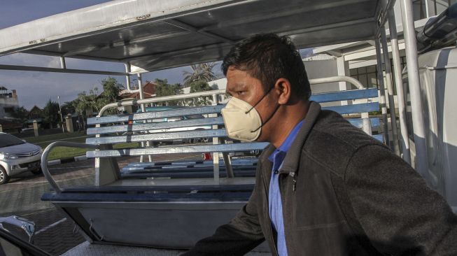 Bupati Kuantan Singingi Andi Putra meninggalkan Mapolda Riau usai menjalani pemeriksaan oleh penyidik Komisi Pemberantasan Korupsi (KPK) di Pekanbaru, Riau, Selasa (19/10/2021). [ANTARA FOTO/Rony Muharrman]