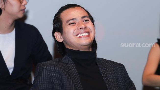 Aktor Arnold Leonard saat jumpa pers Film 'Roh Mati Paksa' di Epicentrum, Jakarta Selatan, Selasa (19/10/2021). [Suara.com/Alfian Winanto]