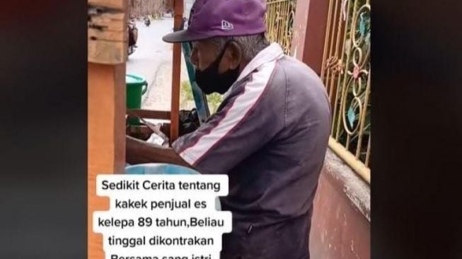 Viral Perjuangan Kakek Sepuh Berjualan Es, Buat Netizen Terharu dan Ingin Bantu