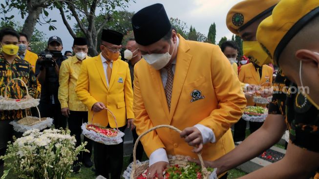 Gelar Tabur Bunga di TMP Kalibata Sambut HUT ke-57 Golkar, Begini Pesan Airlangga