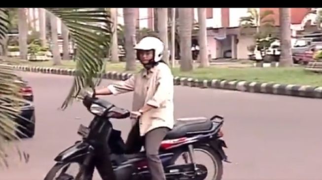 Desy Ratnasari naik motor lawas jadi korban catcalling segerombolan pria di pinggir jalan (Twitter)