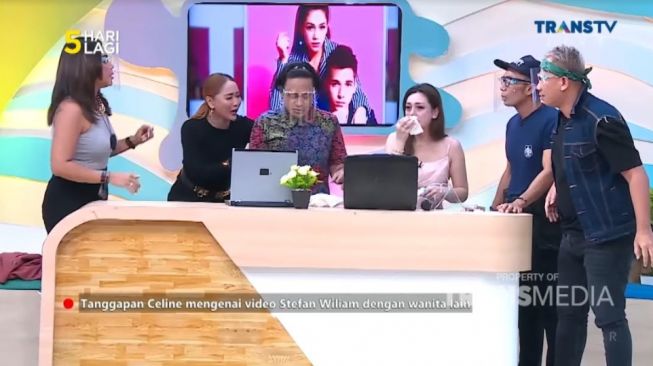 Celine Evangelista menangis. [Youtube/Trans TV Official]