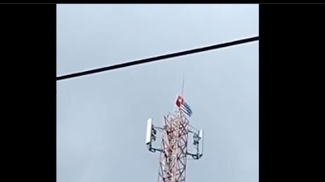 Duh, Bendera Bintang Kejora Berkibar di Menara Telekomunikasi Dekat Markas TNI