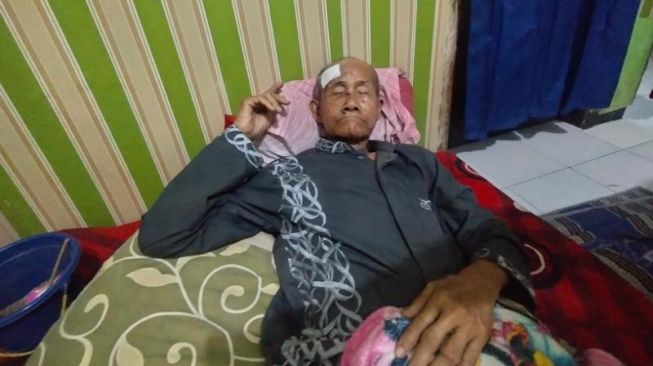 Kondisi Sukadi (81) jadi korban angin puting beliung di Kecamatan Pakis, Kabupaten Malang, Selasa (19/10/2021). [Suara.com/Bob Bimantara Leander]