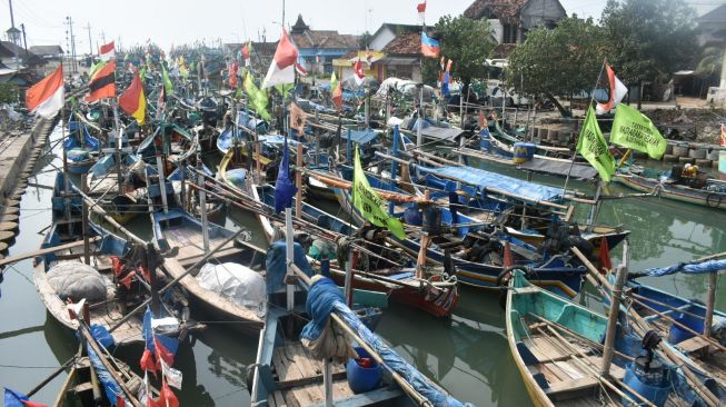 Nelayan Gresik Kelimpungan, Sudah Lima Hari Tak Bisa Melaut Gegara Solar Langka