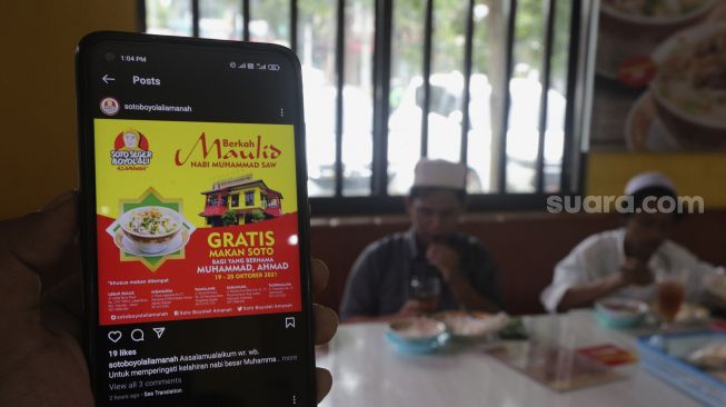 Warga menikmati hidangan makanan gratis di Soto Seger Boyolali Hj. Amanah, Lebak Bulus, Jakarta, Selasa (19/10/2021). [Suara.com/Angga Budhiyanto]