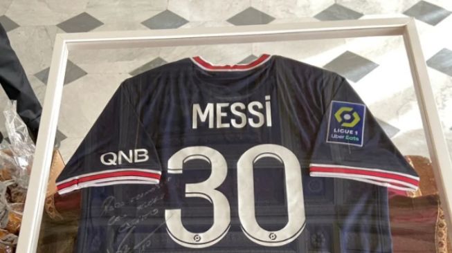 Jersey PSG milik Lionel Messi yang diberikan kepada Paus Fransiskus. [Vatican via The Sun]