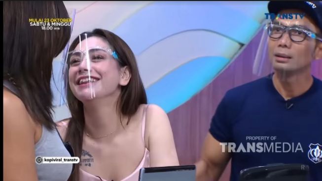 Celine Evangelista menangis. [Youtube/Trans TV Official]