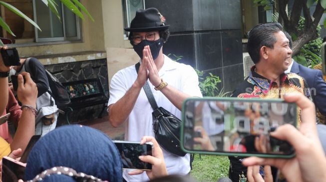 Aktor Denny Sumargo saat datang untuk menjalani pemeriksaan di Polda Metro Jaya, Jakarta Selatan, Selasa (19/10/2021). [Suara.com/Alfian Winanto]