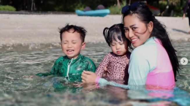 Potret Rachel Vennya Bareng Anak Sepulang dari Amerika. [Instagram/rachelvennya]