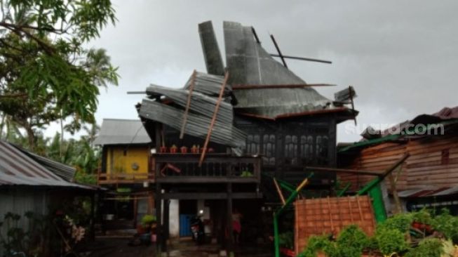 Angin puting beliung merusak rumah warga di Kecamatan Patampanua, Kabupaten Pinrang, Sulawesi Selatan, Sabtu (16/10/2021) [SuaraSulsel.id / Istimewa]