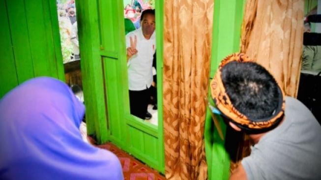 Presiden Joko Widodo Targetkan 70 Persen Penduduk Indonesia Tervaksinasi