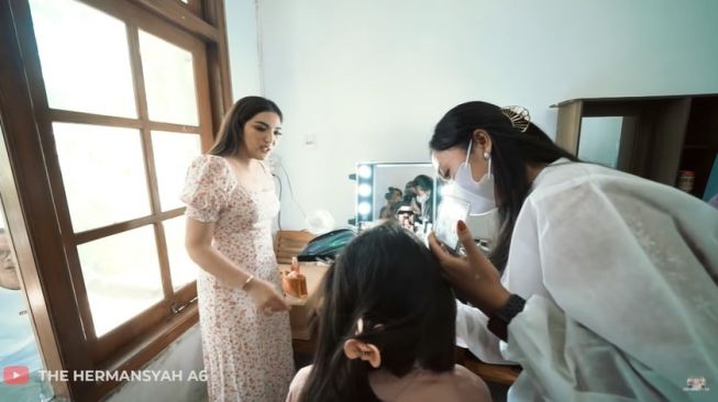 Momen pemotretan prewedding Azriel Hermansyah dan Sarah Menzel. (YouTube/The Hermansyah A6)