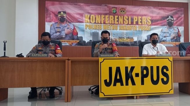 Polres Metro Jakarta Pusat merilis kasus pinjol ilegal di Cengkareng. (Suara.com/Arga)