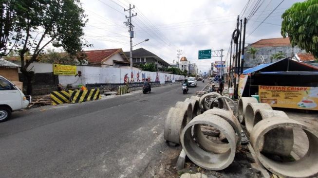 Pembangunan Jalan Dr Wahidin Dilanjut Pedagang Keluhkan Material Yang