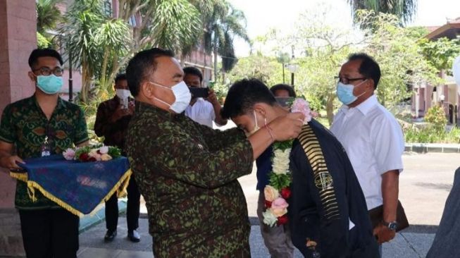 Atlet Karate Jembrana Raih Emas Dapat Bonus dari Bupati