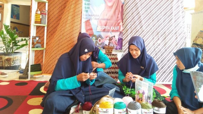 Perempuan Desa Klotok Ini Hasilkan Cuan dari Merajut