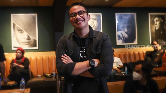 Aktor dan Sutradara Umay Shahab saat ditemui usai jumpa pers perilisan Web Series 'Hari Ini Kenapa, Naira?' di Kemang, Jakarta Selatan, Rabu (20/10/2021). [Suara.com/Alfian Winanto]