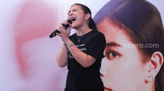 Aktris Prilly Latuconsina bernyanyi membawakan lagu 'Tak Bisa Bersama' saat jumpa pers perilisan Web Series 'Hari Ini Kenapa, Naira?' di Kemang, Jakarta Selatan, Rabu (20/10/2021). [Suara.com/Alfian Winanto]