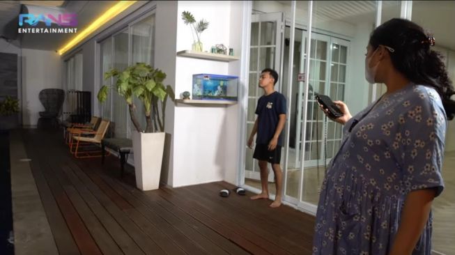 Momen Nagita Slavina Bagi-bagi Uang ke Karyawan. [YouTube/Rans Entertainment]