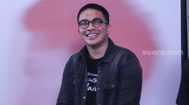 Aktor dan Sutradara Umay Shahab saat jumpa pers perilisan Web Series 'Hari Ini Kenapa, Naira?' di Kemang, Jakarta Selatan, Rabu (20/10/2021). [Suara.com/Alfian Winanto]