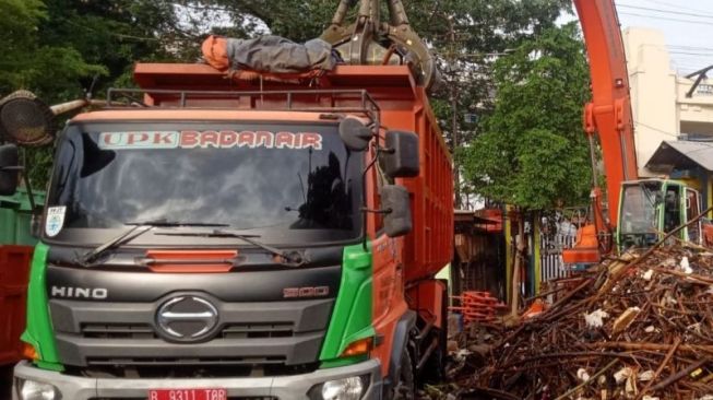 Waduh! Ada Sampah Kiriman Menumpuk di Pintu Air Manggarai