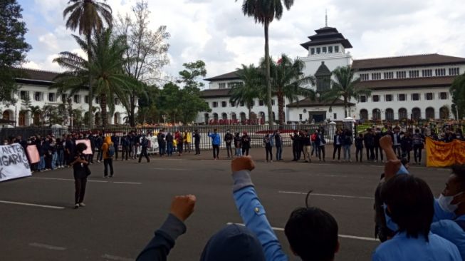 Blokade Jalan di Depan Gedung Sate, Mahasiswa Teriak Jokowi Gagal