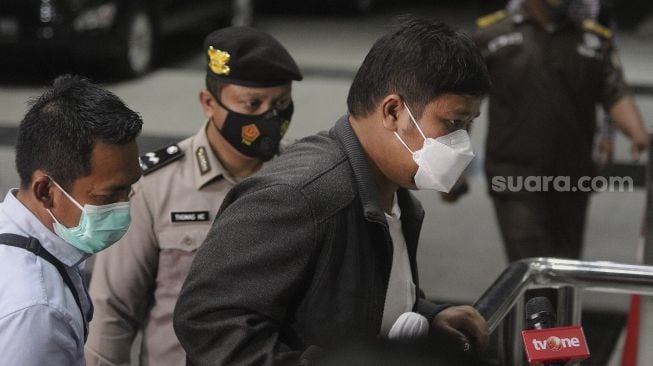 Bupati Kuantan Singingi (Kuansing) Andi Putra (kanan) tiba untuk menjalani pemeriksaan di Gedung Merah Putih KPK, Jakarta, Rabu (20/10/2021). [Suara.com/Angga Budhiyanto]