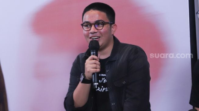 Aktor dan Sutradara Umay Shahab saat jumpa pers perilisan Web Series 'Hari Ini Kenapa, Naira?' di Kemang, Jakarta Selatan, Rabu (20/10/2021). [Suara.com/Alfian Winanto]