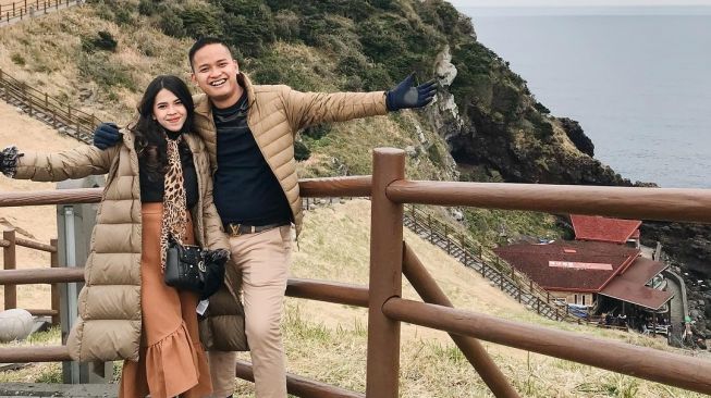 Nanda Adi Surya bersama istri, Putri Rachmadania saat berlibur ke Korea Selatan. [Instagram]