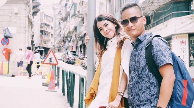 Nanda Adi Surya bersama istri, Putri Rachmadania saat berlibur ke Macau. [Instagram]