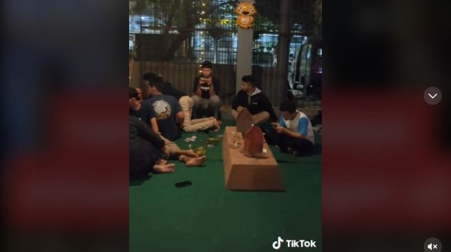 Kafe ini menawarkan nongkrong dengan suasana horor atau menyeramkan. Boneka hantu pun dipasang di setiap sudut. [TikTok]