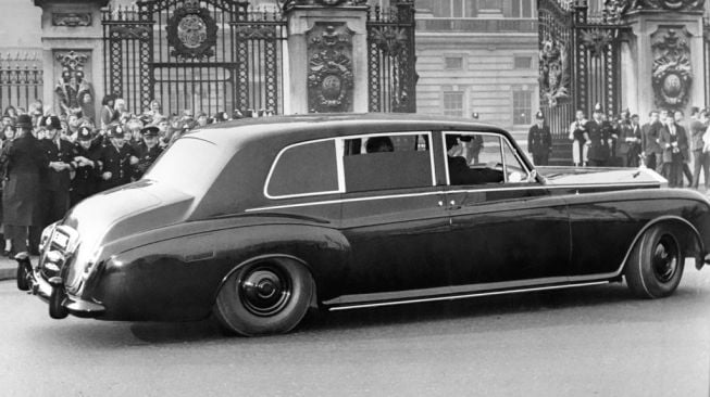 Rolls-Royce Phantom V 5VD73 milik John Lennon saat hendak sowan ke Istana Buckingham, London [Rolls-Royce Motor Cars].