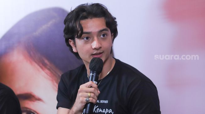 Aktor Bryan Domani saat jumpa pers perilisan Web Series 'Hari Ini Kenapa, Naira?' di Kemang, Jakarta Selatan, Rabu (20/10/2021). [Suara.com/Alfian Winanto]