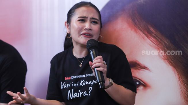 Aktris Prilly Latuconsina saat jumpa pers perilisan Web Series 'Hari Ini Kenapa, Naira?' di Kemang, Jakarta Selatan, Rabu (20/10/2021). [Suara.com/Alfian Winanto]