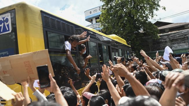 Tahanan yang dibebaskan dari Penjara Insein merayakan dengan kerumunan di Yangon, Myanmar, pada (19/10/2021). [STR / AFP]