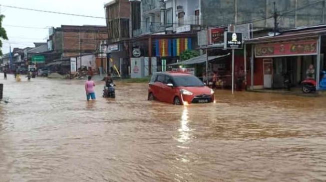 Sungai Nyiburan Meluap, Jalan Penghubung Sampang-Bangkalan Tergenang Banjir