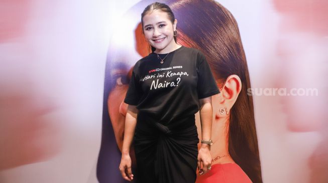 Aktris Prilly Latuconsina saat ditemui usai jumpa pers perilisan Web Series 'Hari Ini Kenapa, Naira?' di Kemang, Jakarta Selatan, Rabu (20/10/2021). [Suara.com/Alfian Winanto]