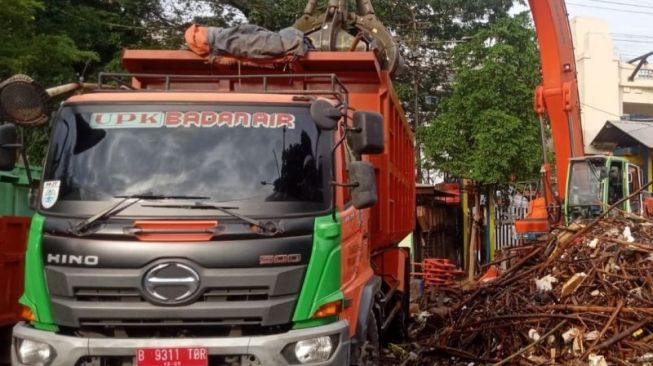 Sampah Kiriman Menumpuk di Pintu Air Manggarai, Debit Air Sempat Meningkat