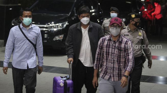 Bupati Kuantan Singingi (Kuansing) Andi Putra (kedua kiri) tiba untuk menjalani pemeriksaan di Gedung Merah Putih KPK, Jakarta, Rabu (20/10/2021). [Suara.com/Angga Budhiyanto]