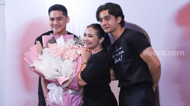 Aktris Prilly Latuconsina bersama Bryan Domani dan  Irzan Faiq saat jumpa pers perilisan Web Series 'Hari Ini Kenapa, Naira?' di Kemang, Jakarta Selatan, Rabu (20/10/2021). [Suara.com/Alfian Winanto]