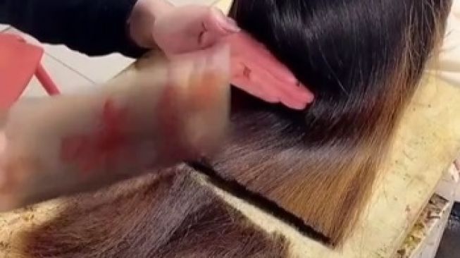 Viral Rambut Cewek Dipotong dan Dicincang Pakai Kapak. (TikTok)