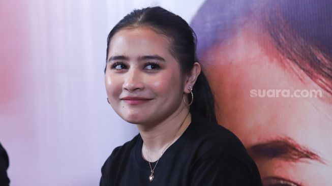 Aktris Prilly Latuconsina saat jumpa pers perilisan Web Series 'Hari Ini Kenapa, Naira?' di Kemang, Jakarta Selatan, Rabu (20/10/2021). [Suara.com/Alfian Winanto]
