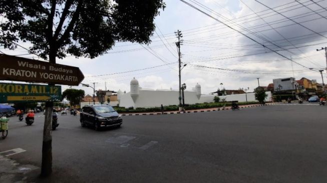 Sejumlah kendaraan  melintasi Pojok Benteng (Jokteng) Wetan Keraton Yogyakarta, Selasa (19/10/2021). [Muhammad Ilham Baktora / SuaraJogja.id]