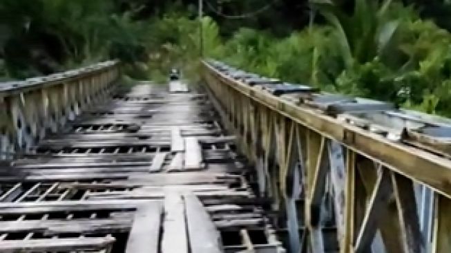 Kakek 70 Tahun Bermotor Jatuh dari Jembatan Reyot di Jember