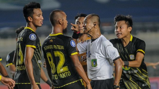 5 Wasit Kontroversial di BRI Liga 1 Indonesia