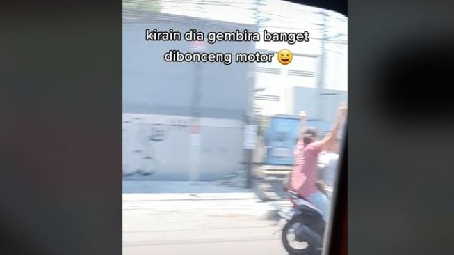 Dikira Kegirangan Dibonceng Motor, Aksi Penumpang Ini Bikin Salah Paham